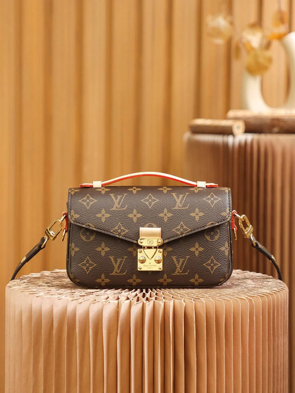Сумка - LV Pochette Metis East West Модель з канви Monogram вирізняють оздоблення з ялової шкіри.